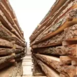 planches de bois coupées par une scierie