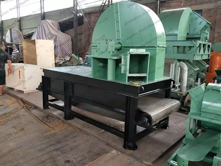 Disc chipper with the conveyor and frame