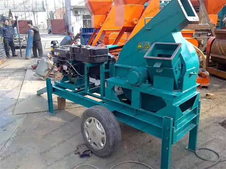 Disc chipper with the wheels and diesel engine unit