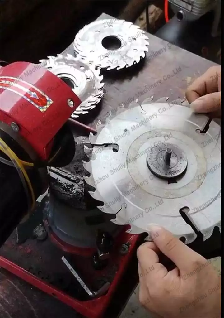 Grinding the saw blades