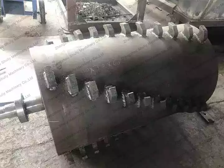 Inner cutting device of wood pallet crusher