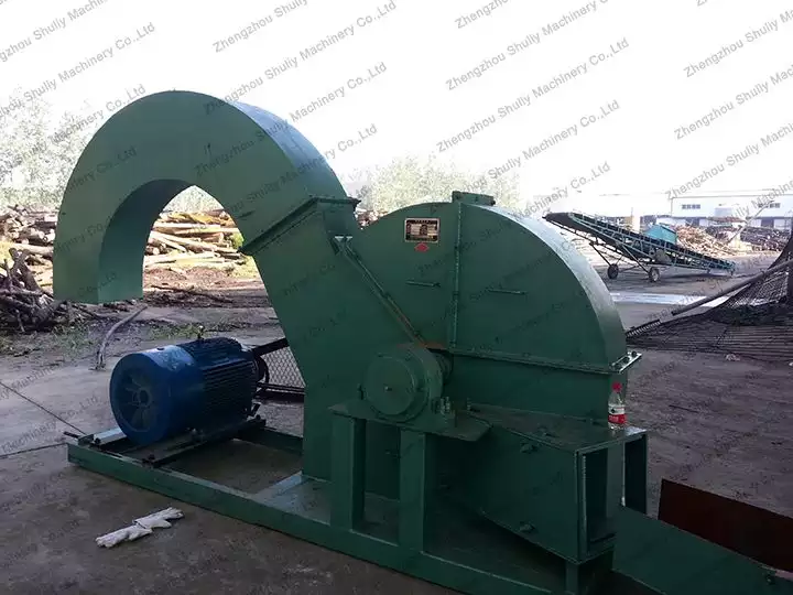 Wood chip making  machine with the extended outlet