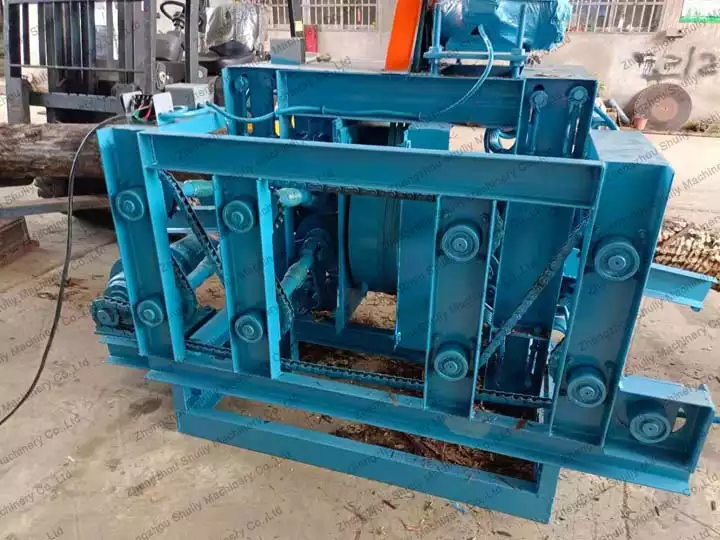 Log peeler machine