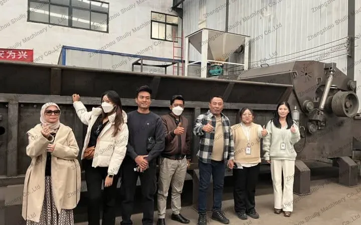 Clientes indonesios visitaron una fábrica industrial de trituradoras de madera