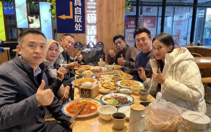 compartilhando comida deliciosa com clientes indonésios