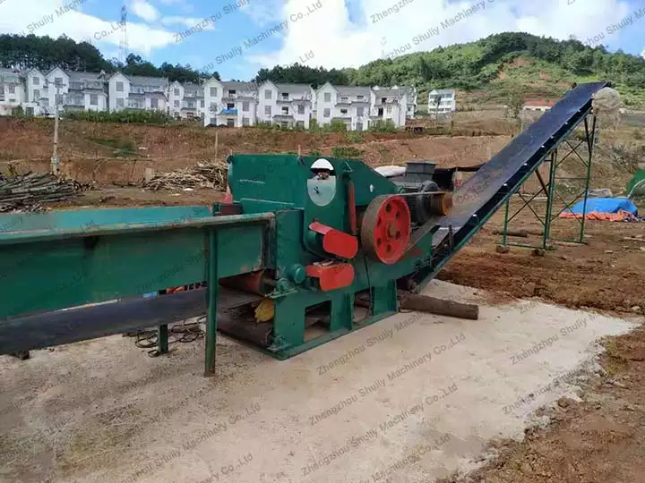 Commercial wood chipping machine