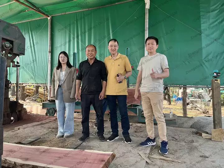 Des clients malaisiens visitent l'usine de scierie de bois