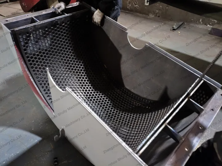 Sl-1500 Wood Crusher For Korean Forestry Biomass Fuel Production 2 Wood shredder sieve